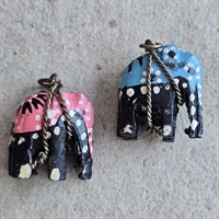 traeelefanter-lyseroed-lyseblaa-daekken-hvide-prikker-charms-vedhaeng-gamle